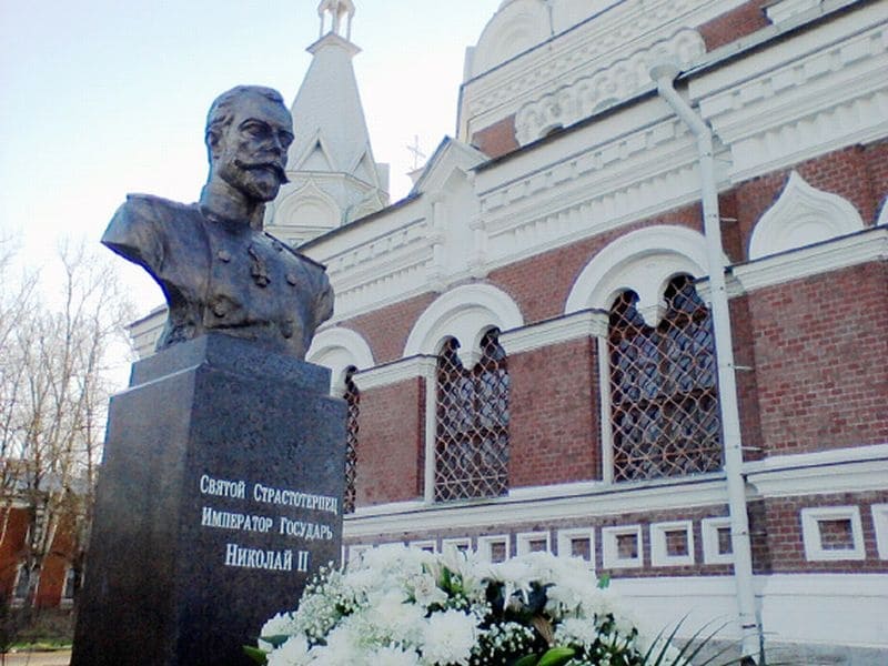 Памятник Николаю II у Никольской церкви в Павловске (Санкт-Петербург, Павловск, Артиллерийская улица, 2)